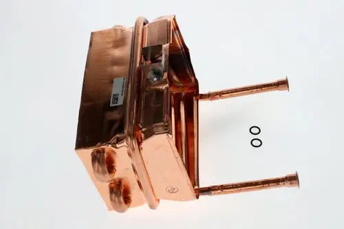 BOSCH Brennkammer aus Kupfer, sichtbar mit zwei Anschlussrohren und zwei O-Ringen auf weißem Hintergrund. Kein sichtbares Typenschild.